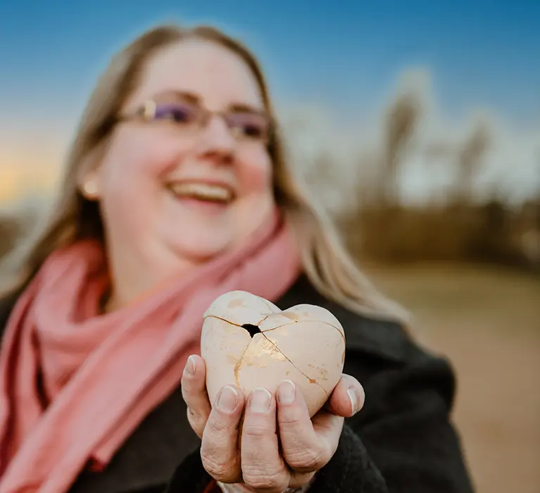 Mila Weber hält ein Kintsugi Herz als Zeichen für den Firmennamen